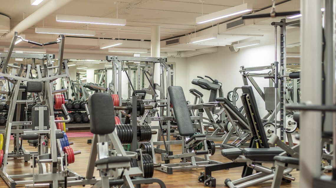 Workout in the gym: advantages and disadvantages