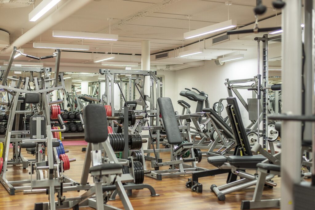 Workout in the gym: advantages and disadvantages
